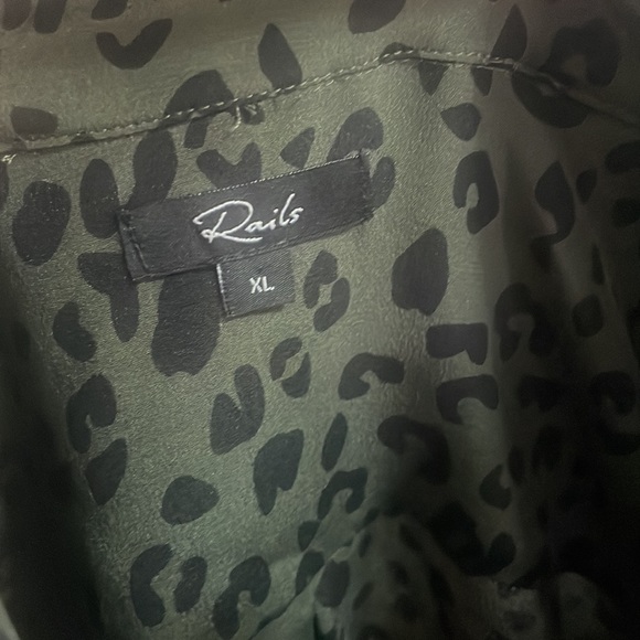 Rails button down green cheetah XL - Picture 3 of 3